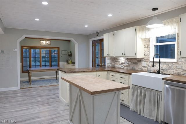 5802 Russia Road, South Amherst, OH 44001