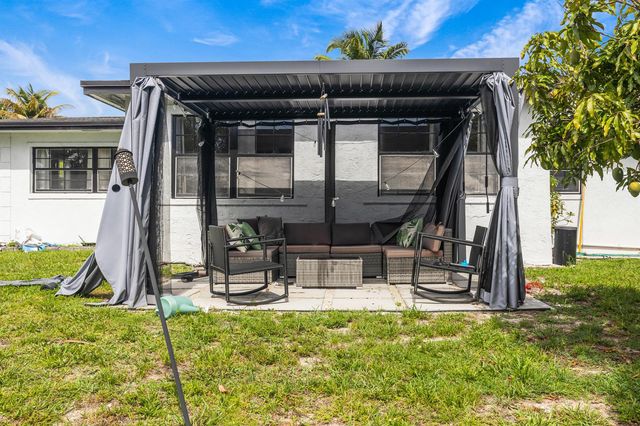 24 NW 42nd Terrace, Plantation, FL 33317