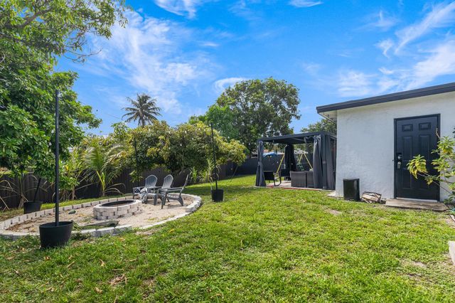 24 NW 42nd Terrace, Plantation, FL 33317