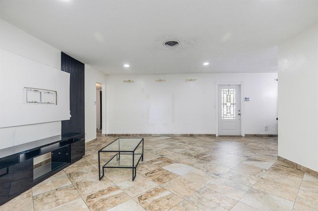 24 NW 42nd Terrace, Plantation, FL 33317
