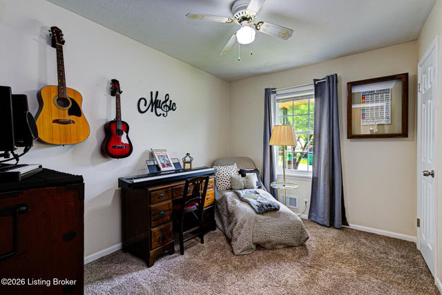 5609 Clearridge Pl, Louisville, KY 40229