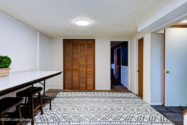 5609 Clearridge Pl, Louisville, KY 40229