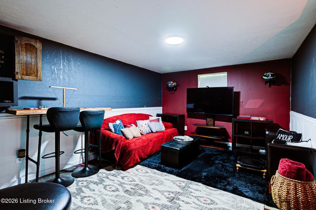 5609 Clearridge Pl, Louisville, KY 40229