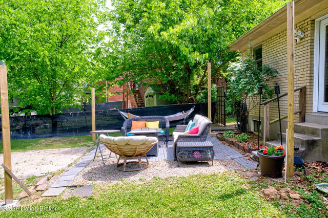 5609 Clearridge Pl, Louisville, KY 40229