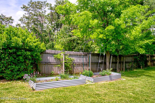 5609 Clearridge Pl, Louisville, KY 40229