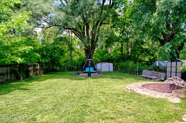 5609 Clearridge Pl, Louisville, KY 40229