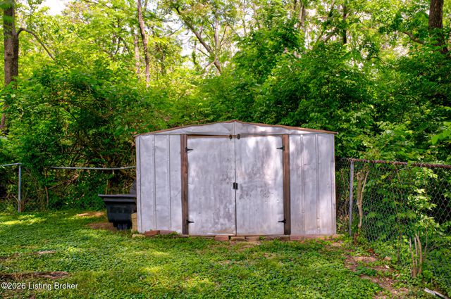 5609 Clearridge Pl, Louisville, KY 40229