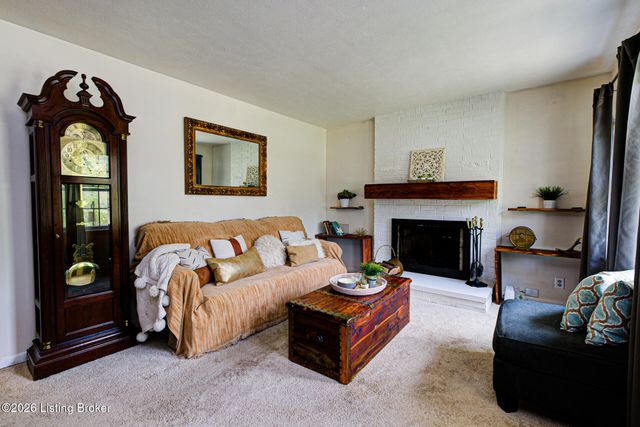 5609 Clearridge Pl, Louisville, KY 40229