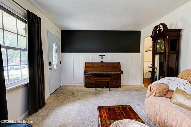 5609 Clearridge Pl, Louisville, KY 40229