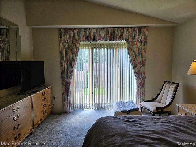 5663 Hillcrest Circle 64, West Bloomfield, MI 48322