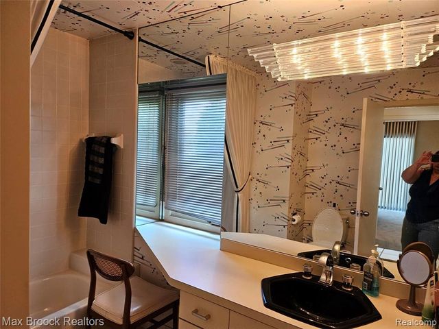 5663 Hillcrest Circle 64, West Bloomfield, MI 48322