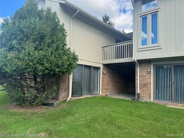 5663 Hillcrest Circle 64, West Bloomfield, MI 48322
