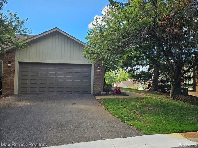 5663 Hillcrest Circle 64, West Bloomfield, MI 48322