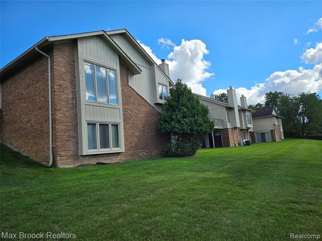 5663 Hillcrest Circle 64, West Bloomfield, MI 48322