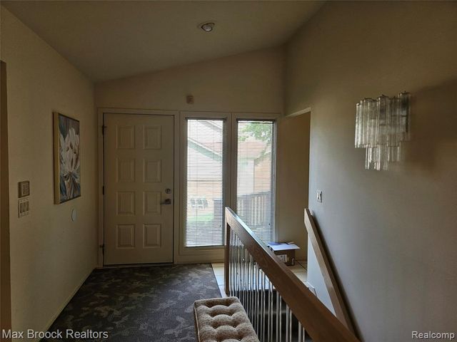 5663 Hillcrest Circle 64, West Bloomfield, MI 48322