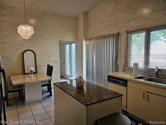 5663 Hillcrest Circle 64, West Bloomfield, MI 48322