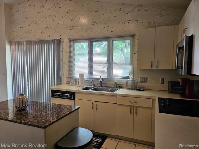 5663 Hillcrest Circle 64, West Bloomfield, MI 48322