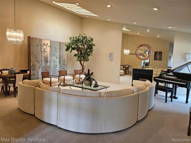 5663 Hillcrest Circle 64, West Bloomfield, MI 48322