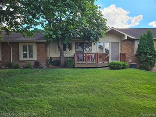 5663 Hillcrest Circle 64, West Bloomfield, MI 48322