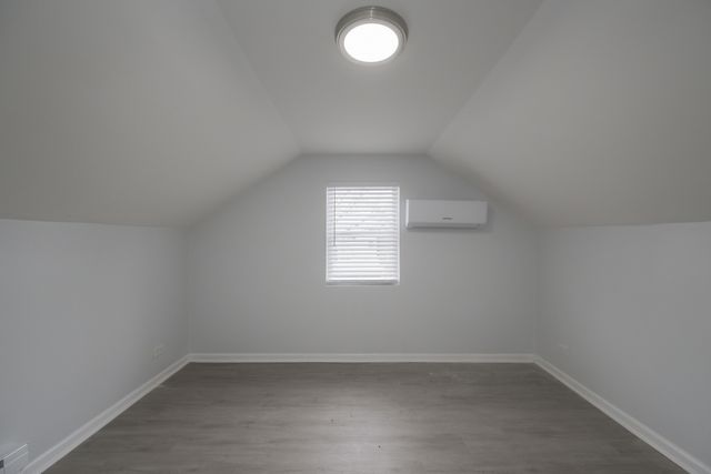 7653 S Saint Lawrence Avenue, Chicago, IL 60619