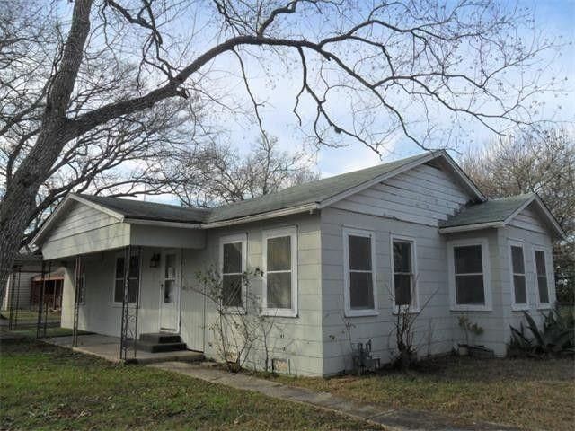1409 W San Antonio ST, Lockhart, TX 78644