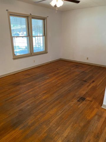 1409 W San Antonio ST, Lockhart, TX 78644