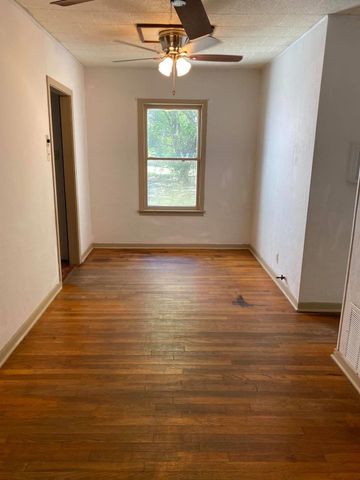 1409 W San Antonio ST, Lockhart, TX 78644