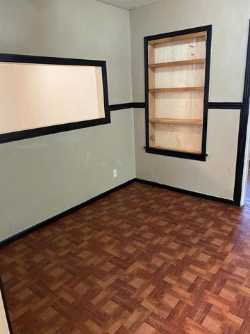 1409 W San Antonio ST, Lockhart, TX 78644