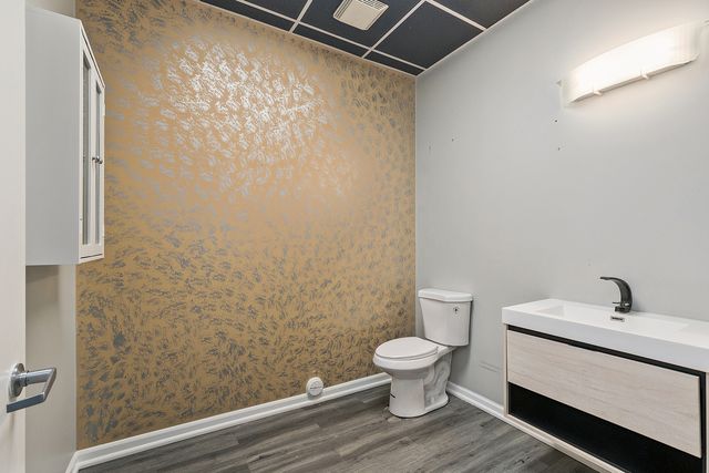 6823 Kingery Highway, Willowbrook, IL 60527