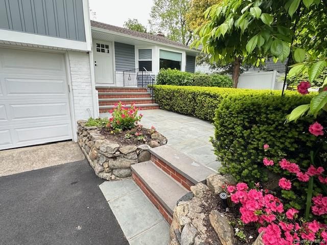 8 White Oak Drive, Port Washington, NY 11050
