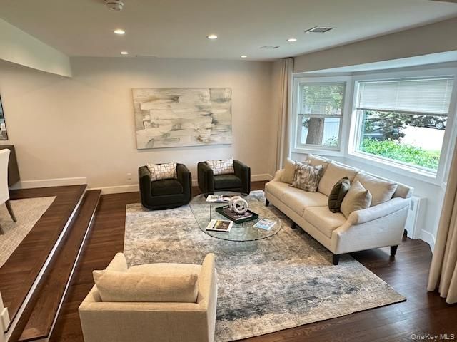 8 White Oak Drive, Port Washington, NY 11050