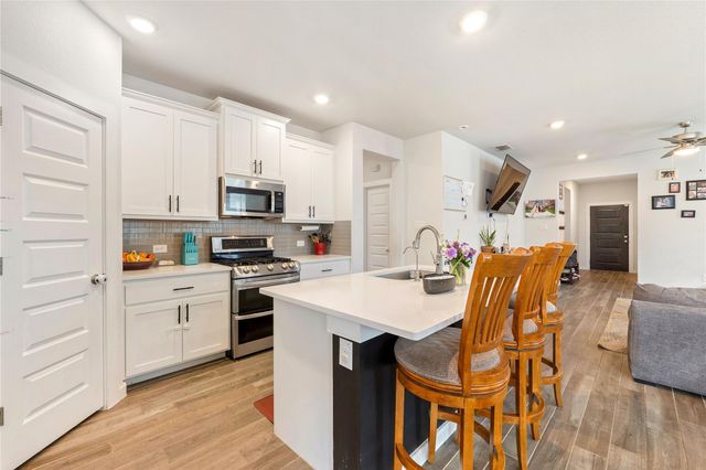 171 Acadia DR, Kyle, TX 78640