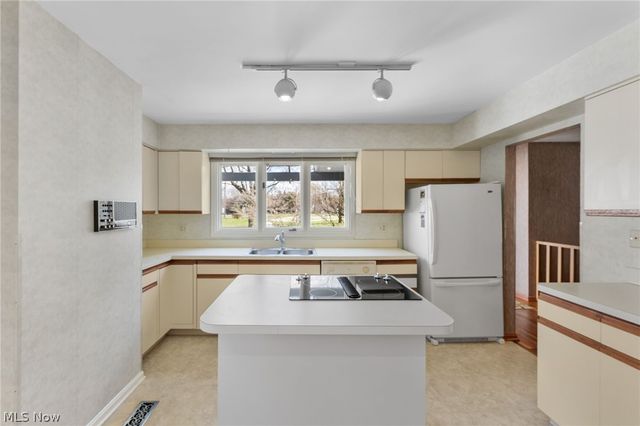 6656 Woodhawk Drive, Mayfield Heights, OH 44124