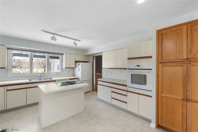 6656 Woodhawk Drive, Mayfield Heights, OH 44124