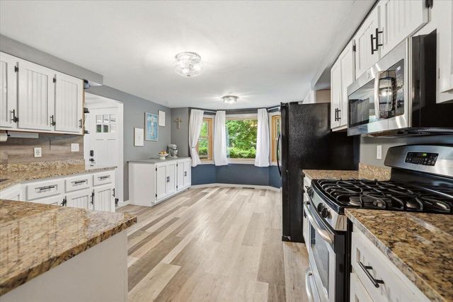 423 Bron Derw COURT, Wales, WI 53183