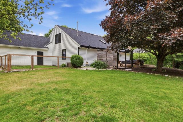 423 Bron Derw COURT, Wales, WI 53183