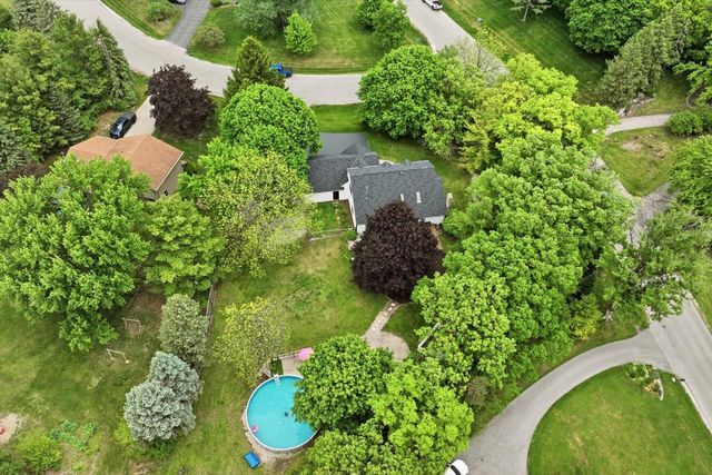 423 Bron Derw COURT, Wales, WI 53183