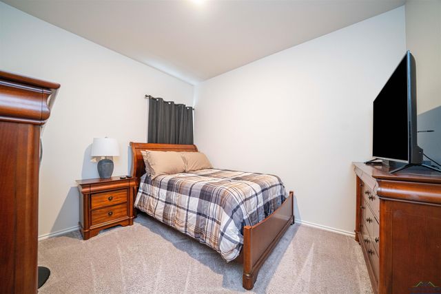 401 Caprock Dr, Longview, TX 75605
