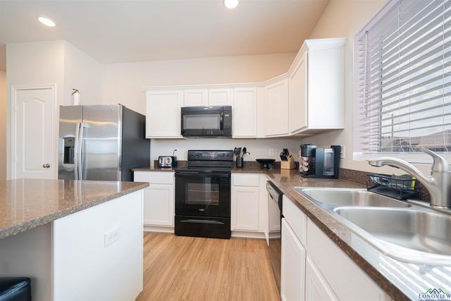 401 Caprock Dr, Longview, TX 75605