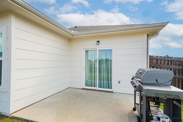 401 Caprock Dr, Longview, TX 75605