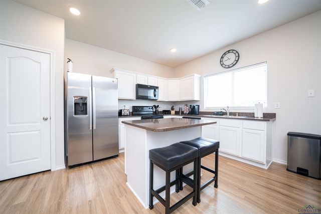 401 Caprock Dr, Longview, TX 75605