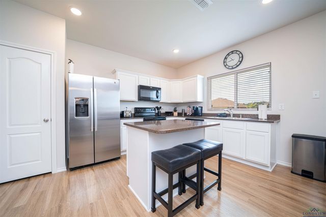 401 Caprock Dr, Longview, TX 75605