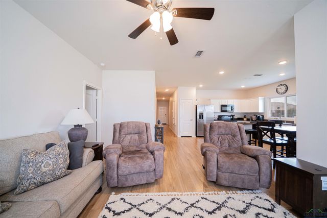 401 Caprock Dr, Longview, TX 75605