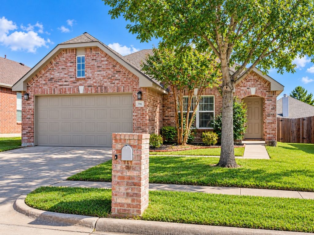 706 Bastrop Drive, Arlington, TX 76002