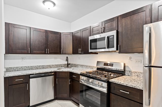1608 W Sherwin Avenue 202, Chicago, IL 60626
