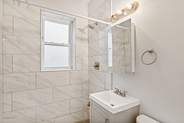 1608 W Sherwin Avenue 202, Chicago, IL 60626