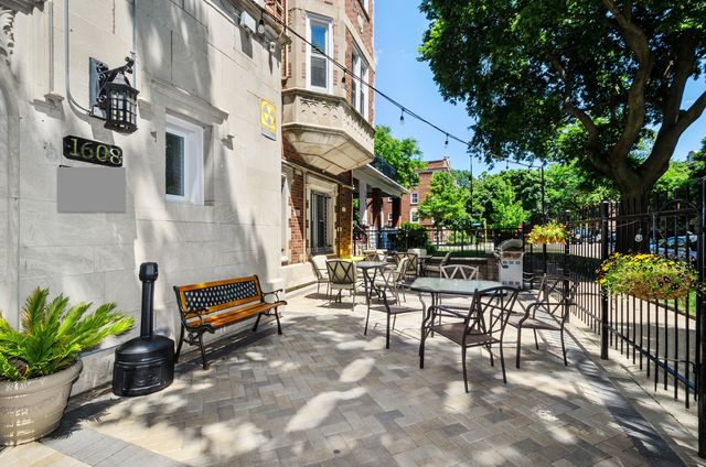 1608 W Sherwin Avenue 202, Chicago, IL 60626