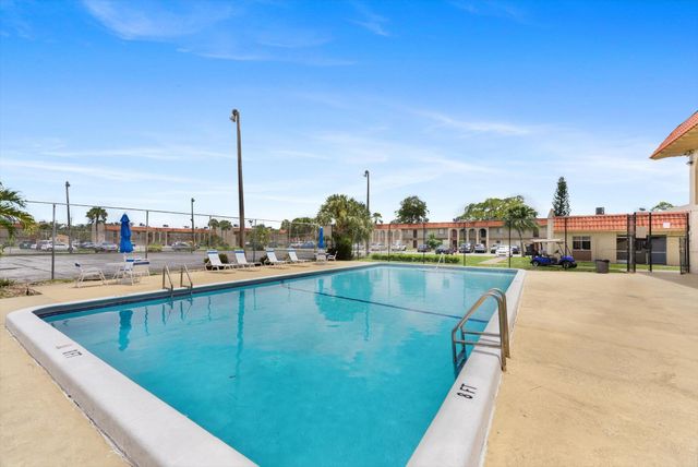 6106 FOREST HILL Boulevard 204, West Palm Beach, FL 33415