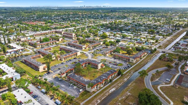 6106 FOREST HILL Boulevard 204, West Palm Beach, FL 33415