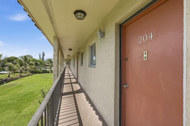 6106 FOREST HILL Boulevard 204, West Palm Beach, FL 33415